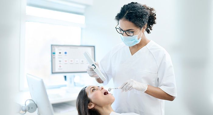 TRIOS-5_Lifestyle-Photo_Dentist-operating-2-700x380